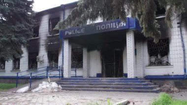Bu stok videosu Ukrayna 'daki savaş sonrasını gösteriyor. Borodyanka, Kyiv bölgesindeki polis karakolunun yıkılması ve yakılması.
