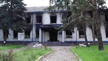 Bu stok videosu Ukrayna 'daki savaş sonrasını gösteriyor. Borodyanka, Kyiv bölgesindeki polis karakolunun yıkılması ve yakılması.
