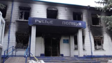 Bu stok videosu Ukrayna 'daki savaş sonrasını gösteriyor. Borodyanka, Kyiv bölgesindeki polis karakolunun yıkılması ve yakılması.