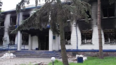 Bu stok videosu Ukrayna 'daki savaş sonrasını gösteriyor. Borodyanka, Kyiv bölgesindeki polis karakolunun yıkılması ve yakılması.