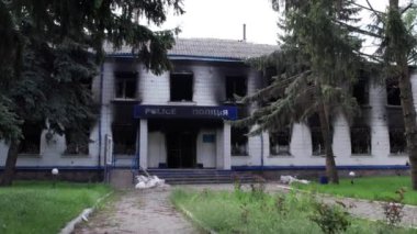 Bu stok videosu Ukrayna 'daki savaş sonrasını gösteriyor. Borodyanka, Kyiv bölgesindeki polis karakolunun yıkılması ve yakılması.