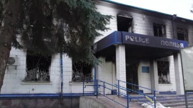 Bu stok videosu Ukrayna 'daki savaş sonrasını gösteriyor. Borodyanka, Kyiv bölgesindeki polis karakolunun yıkılması ve yakılması.