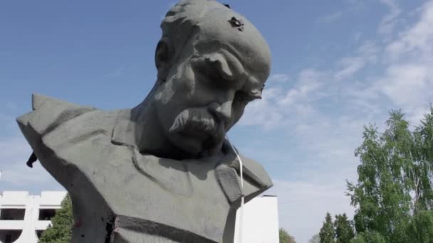 このストックビデオは 戦争中のウクライナ ボロヤンカのタラス シェフチェンコへのショットスルー記念碑を示しています — ストック動画