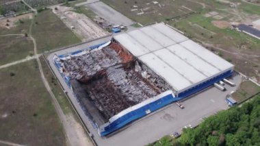 Bu stok görüntüsü savaş sırasında Bucha, Ukrayna 'da yok olan bir depoyu gösteriyor..