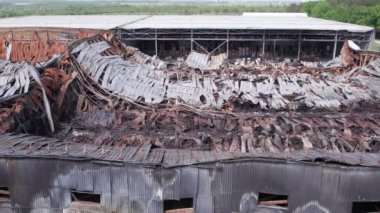 Bu stok görüntüsü savaş sırasında Bucha, Ukrayna 'da yok olan bir depoyu gösteriyor..