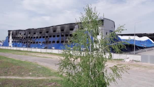 このストック画像は 戦争中にウクライナのブチャで破壊された倉庫の空中ビューを示しています — ストック動画