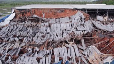 Bu stok görüntüsü savaş sırasında Bucha, Ukrayna 'da yok olan bir depoyu gösteriyor..