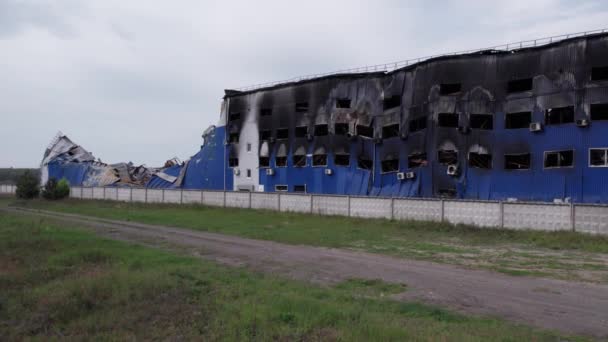 このストック画像は 戦争中にウクライナのブチャで破壊された倉庫の空中ビューを示しています — ストック動画