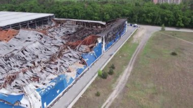Bu stok görüntüsü savaş sırasında Bucha, Ukrayna 'da yok olan bir depoyu gösteriyor..