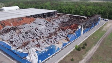 Bu stok görüntüsü savaş sırasında Bucha, Ukrayna 'da yok olan bir depoyu gösteriyor..