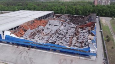 Bu stok görüntüsü savaş sırasında Bucha, Ukrayna 'da yok olan bir depoyu gösteriyor..