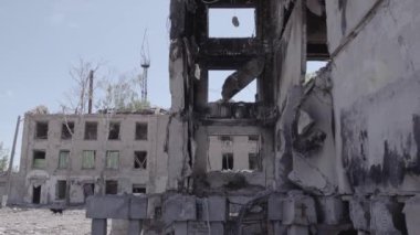 Bu stok videosu Ukrayna 'daki savaşın sonucunu gösteriyor. Borodyanka, Bucha' da harap olmuş bir bina. Gri, renksiz, düz.