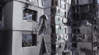 Bu stok videosu Ukrayna 'daki savaşın sonucunu gösteriyor. Borodyanka, Bucha' da harap olmuş bir bina. Gri, renksiz, düz.
