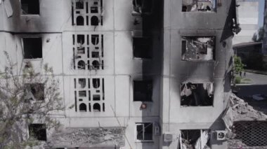 Bu stok videosu Ukrayna 'daki savaşın sonucunu gösteriyor. Borodyanka, Bucha' da harap olmuş bir bina. Gri, renksiz, düz.