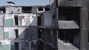 Bu stok videosu Ukrayna 'daki savaşın sonucunu gösteriyor. Borodyanka, Bucha' da harap olmuş bir bina. Gri, renksiz, düz.