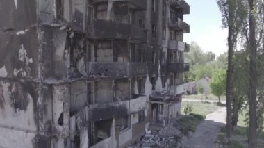 Bu stok videosu Ukrayna 'daki savaşın sonucunu gösteriyor. Borodyanka, Bucha' da harap olmuş bir bina. Gri, renksiz, düz.