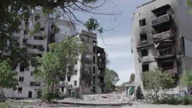 Bu stok videosu Ukrayna 'daki savaşın sonucunu gösteriyor. Borodyanka, Bucha' da harap olmuş bir bina. Gri, renksiz, düz.