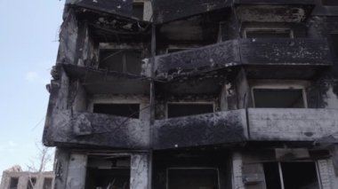 Bu stok videosu Ukrayna 'daki savaşın sonucunu gösteriyor. Borodyanka, Bucha' da harap olmuş bir bina. Gri, renksiz, düz.