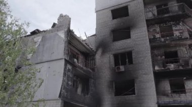 Bu stok videosu Ukrayna 'daki savaşın sonucunu gösteriyor. Borodyanka, Bucha' da harap olmuş bir bina. Gri, renksiz, düz.
