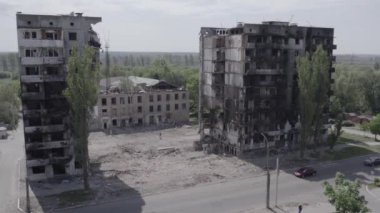 Bu stok videosu Ukrayna 'daki savaşın sonucunu gösteriyor. Borodyanka, Bucha' da harap olmuş bir bina. Gri, renksiz, düz.