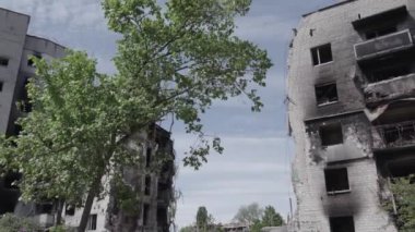 Bu stok videosu Ukrayna 'daki savaşın sonucunu gösteriyor. Borodyanka, Bucha' da harap olmuş bir bina. Gri, renksiz, düz.