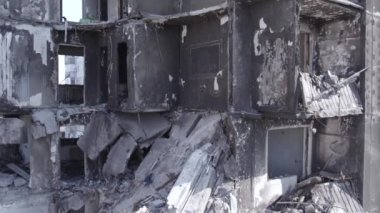 Bu stok videosu Ukrayna 'daki savaşın sonucunu gösteriyor. Borodyanka, Bucha' da harap olmuş bir bina. Gri, renksiz, düz.