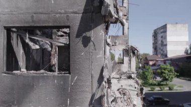 Bu stok videosu Ukrayna 'daki savaşın sonucunu gösteriyor. Borodyanka, Bucha' da harap olmuş bir bina. Gri, renksiz, düz.