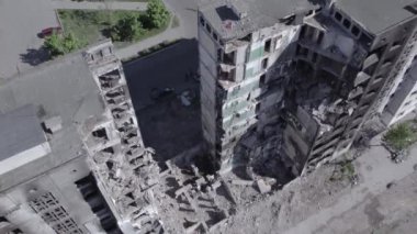 Bu stok videosu Ukrayna 'daki savaşın sonucunu gösteriyor. Borodyanka, Bucha' da harap olmuş bir bina. Gri, renksiz, düz.