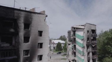Bu stok videosu Ukrayna 'daki savaşın sonucunu gösteriyor. Borodyanka, Bucha' da harap olmuş bir bina. Gri, renksiz, düz.