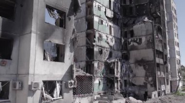 Bu stok videosu Ukrayna 'daki savaşın sonucunu gösteriyor. Borodyanka, Bucha' da harap olmuş bir bina. Gri, renksiz, düz.