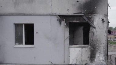 Bu stok videosu Ukrayna 'daki savaşın sonucunu gösteriyor. Borodyanka, Bucha' da harap olmuş bir bina. Gri, renksiz, düz.