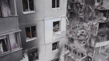 Bu stok videosu Ukrayna 'daki savaşın sonucunu gösteriyor. Borodyanka, Bucha' da harap olmuş bir bina. Gri, renksiz, düz.