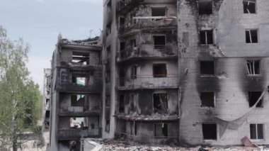 Bu stok videosu Ukrayna 'daki savaşın sonucunu gösteriyor. Borodyanka, Bucha' da harap olmuş bir bina. Gri, renksiz, düz.