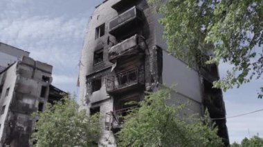 Bu stok videosu Ukrayna 'daki savaşın sonucunu gösteriyor. Borodyanka, Bucha' da harap olmuş bir bina. Gri, renksiz, düz.