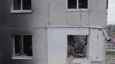 Bu stok videosu Ukrayna 'daki savaşın sonucunu gösteriyor. Borodyanka, Bucha' da harap olmuş bir bina. Gri, renksiz, düz.