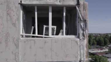 Bu stok videosu Ukrayna 'daki savaşın sonucunu gösteriyor. Borodyanka, Bucha' da harap olmuş bir bina. Gri, renksiz, düz.