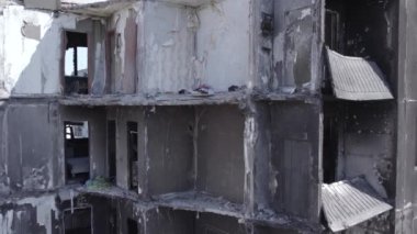 Bu stok videosu Ukrayna 'daki savaşın sonucunu gösteriyor. Borodyanka, Bucha' da harap olmuş bir bina. Gri, renksiz, düz.