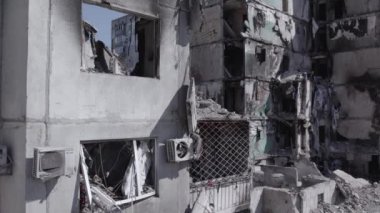 Bu stok videosu Ukrayna 'daki savaşın sonucunu gösteriyor. Borodyanka, Bucha' da harap olmuş bir bina. Gri, renksiz, düz.