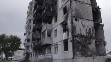 Bu stok videosu Ukrayna 'daki savaşın sonucunu gösteriyor. Borodyanka, Bucha' da harap olmuş bir bina. Gri, renksiz, düz.