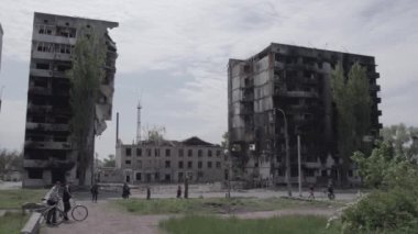 Bu stok videosu Ukrayna 'daki savaşın sonucunu gösteriyor. Borodyanka, Bucha' da harap olmuş bir bina. Gri, renksiz, düz.