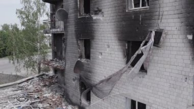 Bu stok videosu Ukrayna 'daki savaşın sonucunu gösteriyor. Borodyanka, Bucha' da harap olmuş bir bina. Gri, renksiz, düz.