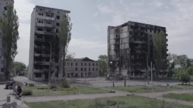 Bu stok videosu Ukrayna 'daki savaşın sonucunu gösteriyor. Borodyanka, Bucha' da harap olmuş bir bina. Gri, renksiz, düz.