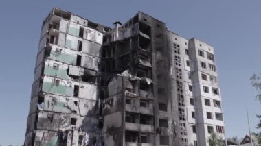 Bu stok videosu Ukrayna 'daki savaşın sonucunu gösteriyor. Borodyanka, Bucha' da harap olmuş bir bina. Gri, renksiz, düz.