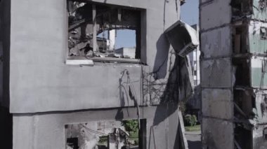 Bu stok videosu Ukrayna 'daki savaşın sonucunu gösteriyor. Borodyanka, Bucha' da harap olmuş bir bina. Gri, renksiz, düz.