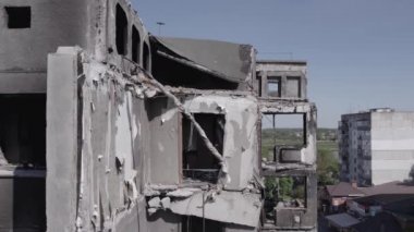 Bu stok videosu Ukrayna 'daki savaşın sonucunu gösteriyor. Borodyanka, Bucha' da harap olmuş bir bina. Gri, renksiz, düz.