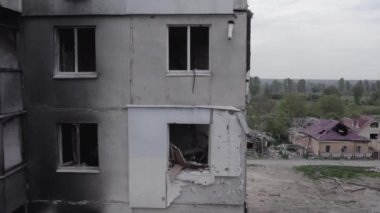 Bu stok videosu Ukrayna 'daki savaşın sonucunu gösteriyor. Borodyanka, Bucha' da harap olmuş bir bina. Gri, renksiz, düz.
