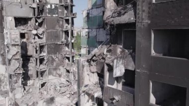 Bu stok videosu Ukrayna 'daki savaşın sonucunu gösteriyor. Borodyanka, Bucha' da harap olmuş bir bina. Gri, renksiz, düz.