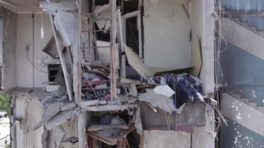 Bu stok videosu Ukrayna 'daki savaşın sonucunu gösteriyor. Borodyanka, Bucha' da harap olmuş bir bina. Gri, renksiz, düz.