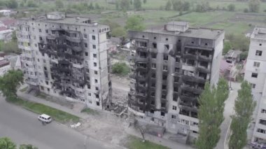 Bu stok videosu Ukrayna 'daki savaşın sonucunu gösteriyor. Borodyanka, Bucha' da harap olmuş bir bina. Gri, renksiz, düz.