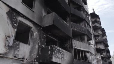Bu stok videosu Ukrayna 'daki savaşın sonucunu gösteriyor. Borodyanka, Bucha' da harap olmuş bir bina. Gri, renksiz, düz.